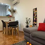 - 5 Min By Car To The & Center - Free Public Parking Apartment *