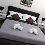 - 5 Min By Car To The & Center - Free Public Parking Apartment