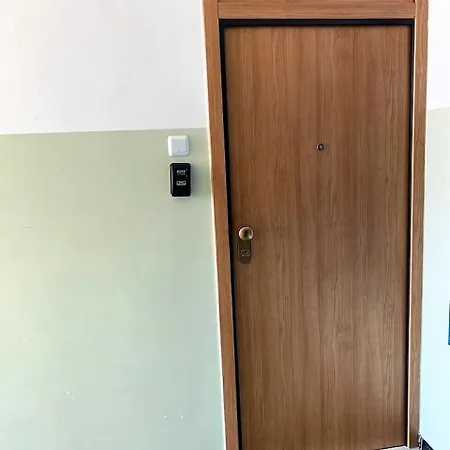 Mm - 5 Min By Car To The & Center - Free Public Parking Apartment